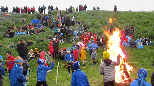 Brekkursöngur og bál