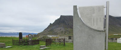Minningarskjöldur í Hólskirkjugarði