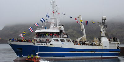 Sirrý ÍS 36 fer í hátíðarsiglingu í fyrsta sinn 2006. Mynd: Helgi Hjálmtýsson.