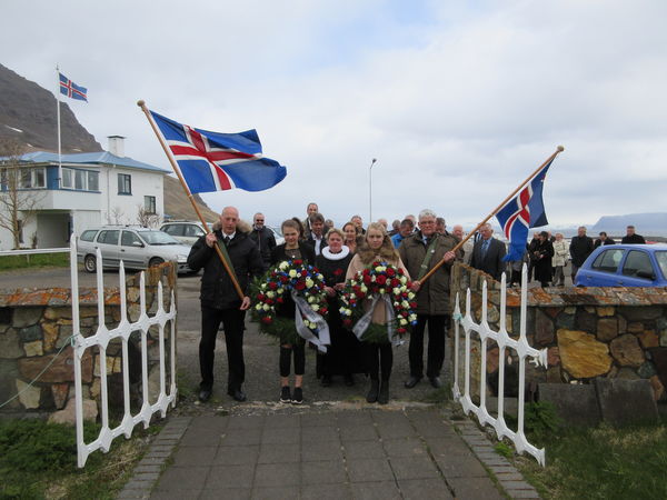 Skrúðgangan kemur að Hólskirkju 2015. Mynd: Helgi Hjálmtýsson.